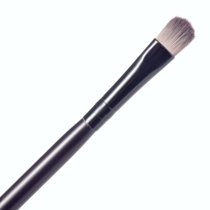 Untuk powder eyeliner, pilih kuas berbulu alami