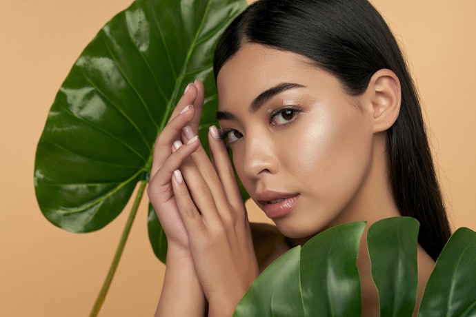 Medium skin tones, sebaiknya hindari lipstik cokelat dengan undertone merah atau hijau