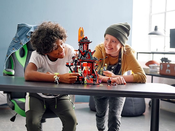 Untuk usia 9–11 tahun: LEGO yang lebih kompleks dan berjumlah banyak