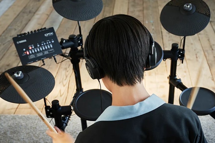 Drum set elektrik: Dapat disambungkan dengan amplifier agar lebih nyaring
