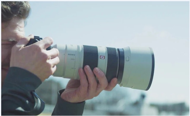 Focal length 300 mm ke atas, ideal untuk memotret olahraga outdoor dan burung liar