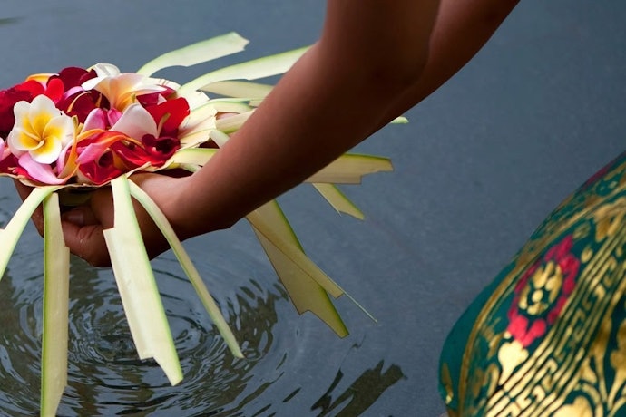 Ritual budaya dan spiritual: Menghayati peran sebagai warga lokal