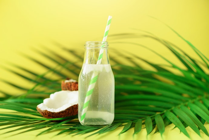 Air kelapa kemasan dengan varian rasa, untuk langsung diminum (ready to drink)