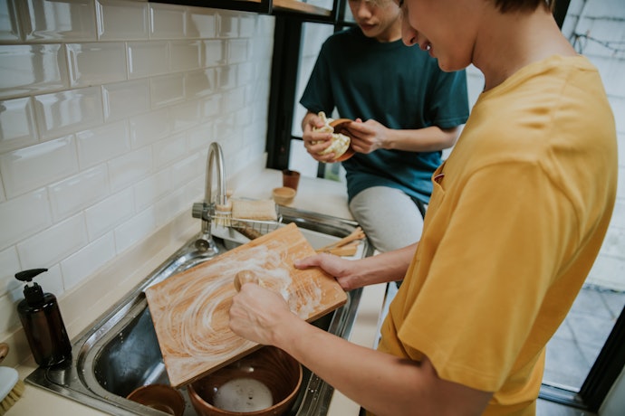Setelah membeli, cucilah cutting board sebelum digunakan
