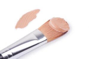 Untuk hasil yang indah, gunakan lip concealer