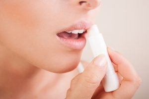 Lembapkan bibir Anda menggunakan lip balm