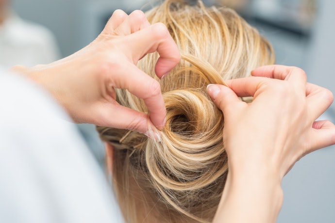 Sasak dengan sisir untuk rambut pendek