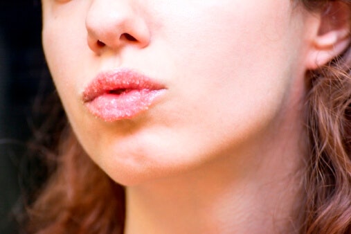 Gunakan lip scrub untuk mengeksfoliasi bibir Anda