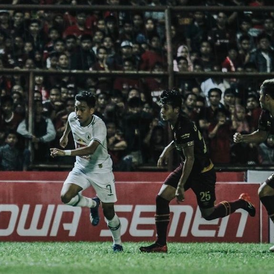 7 Rekomendasi Barang yang Wajib Dibawa untuk Latihan Sepak Bola