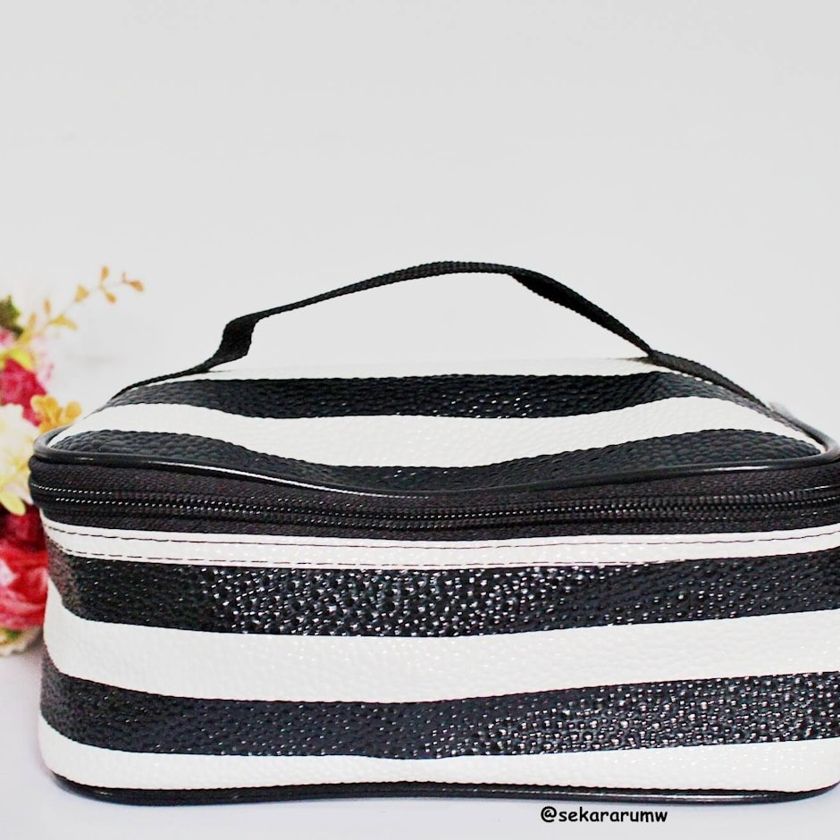 9 Rekomendasi Produk Skincare dan Makeup untuk Traveling