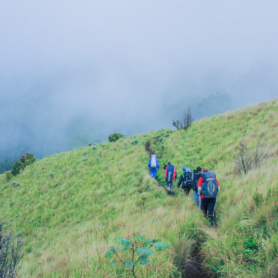 Mau Mendaki di Musim Hujan? Ini 10 Rekomendasi Perlengkapan Pendakian yang Mesti Dipersiapkan