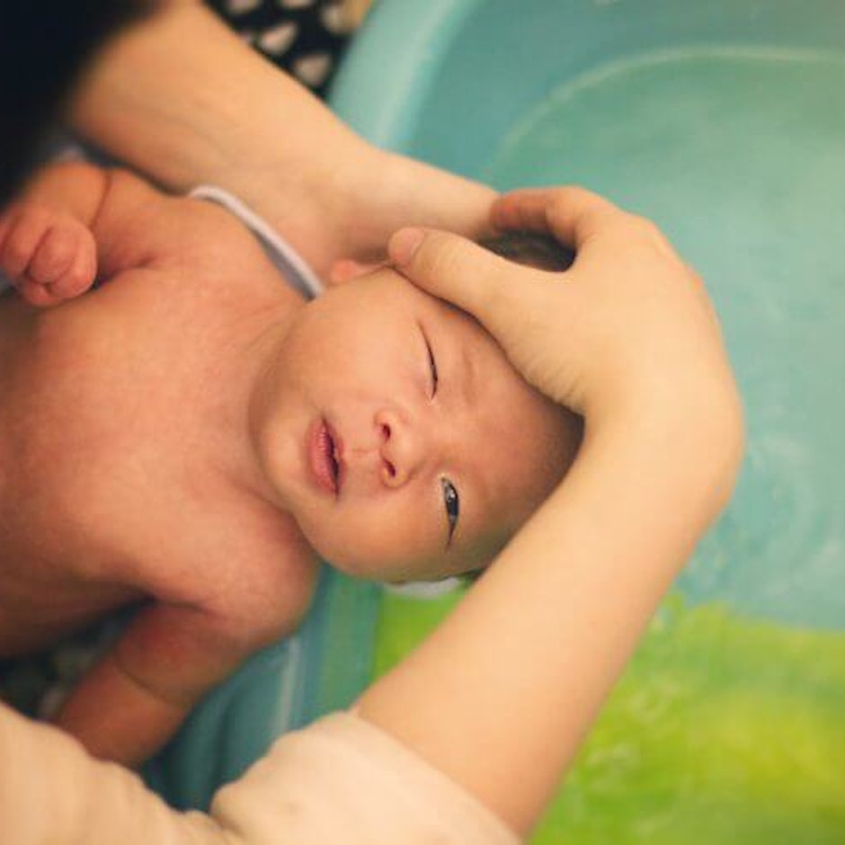 9 Rekomendasi Perlengkapan Mandi Bayi yang Aman