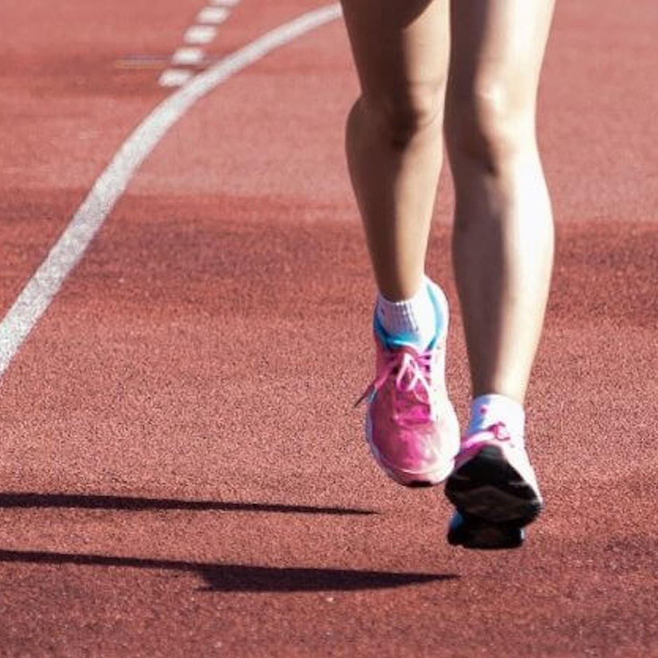 10 Rekomendasi Perlengkapan yang Perlu Dimiliki Wanita untuk Memulai Olahraga Lari