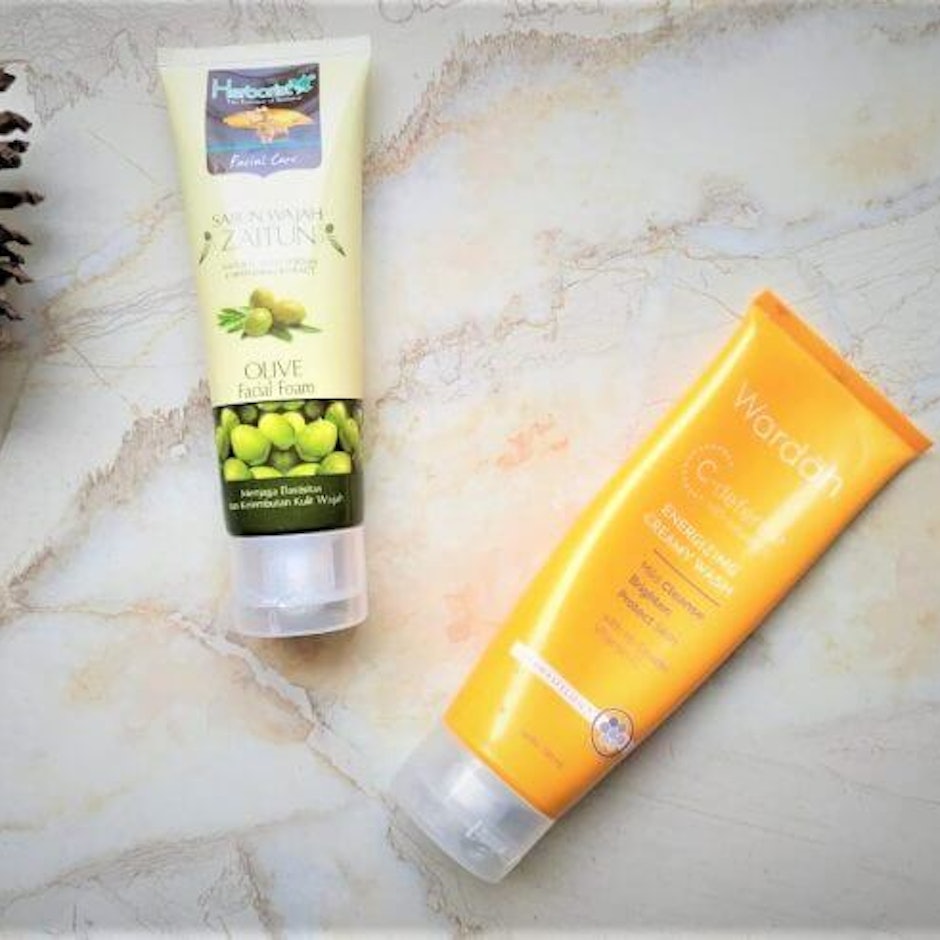 7 Rekomendasi Facial Wash untuk Kulit Kering
