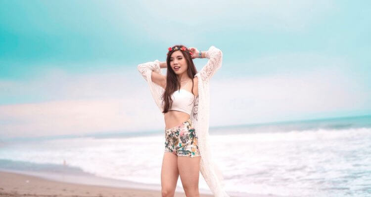 7 Rekomendasi Produk Skincare dan Makeup yang Wajib Dibawa Saat Liburan di Pantai