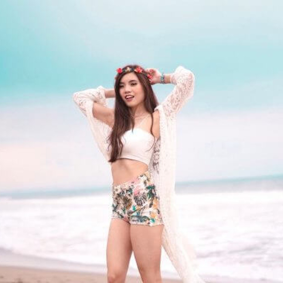 7 Rekomendasi Produk Skincare dan Makeup yang Wajib Dibawa Saat Liburan di Pantai