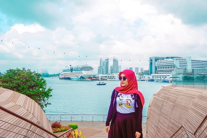 7 Rekomendasi Jenis Outfit yang Nyaman Dipakai Saat Traveling 