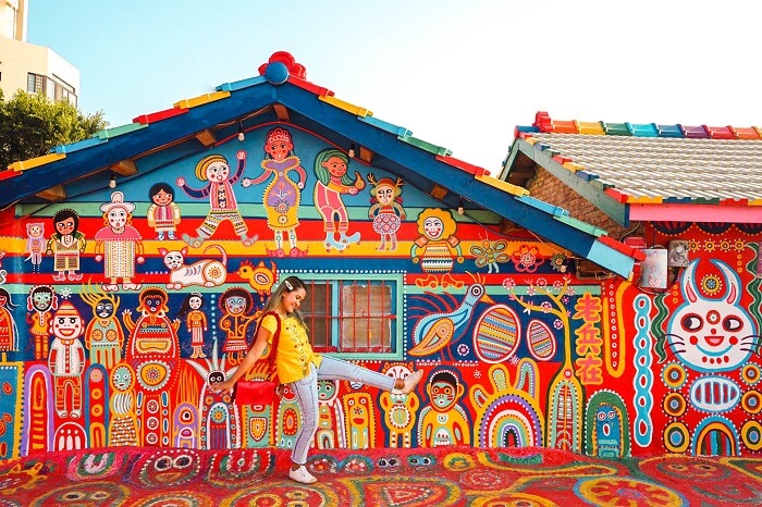 7 Rekomendasi Outfit yang Colorful untuk Travelling