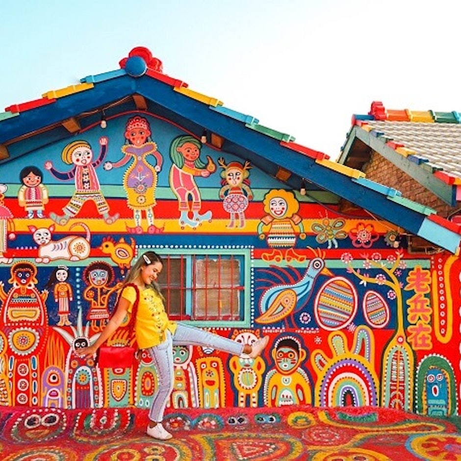 7 Rekomendasi Outfit yang Colorful untuk Travelling