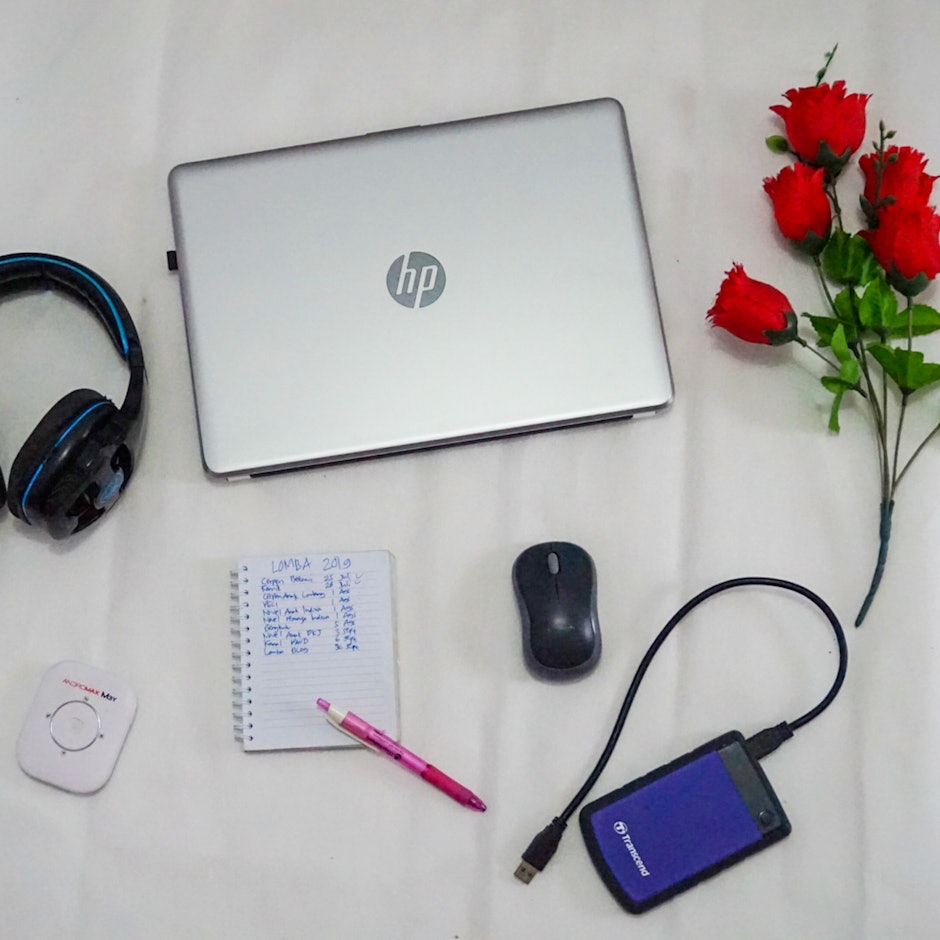 10 Rekomendasi Alat Kerja yang Wajib Dimiliki Penulis dan Editor Freelance