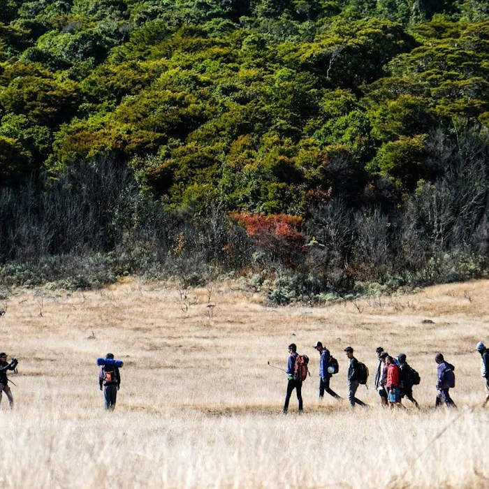 7 Rekomendasi Sepatu Gunung Terbaik untuk Wanita