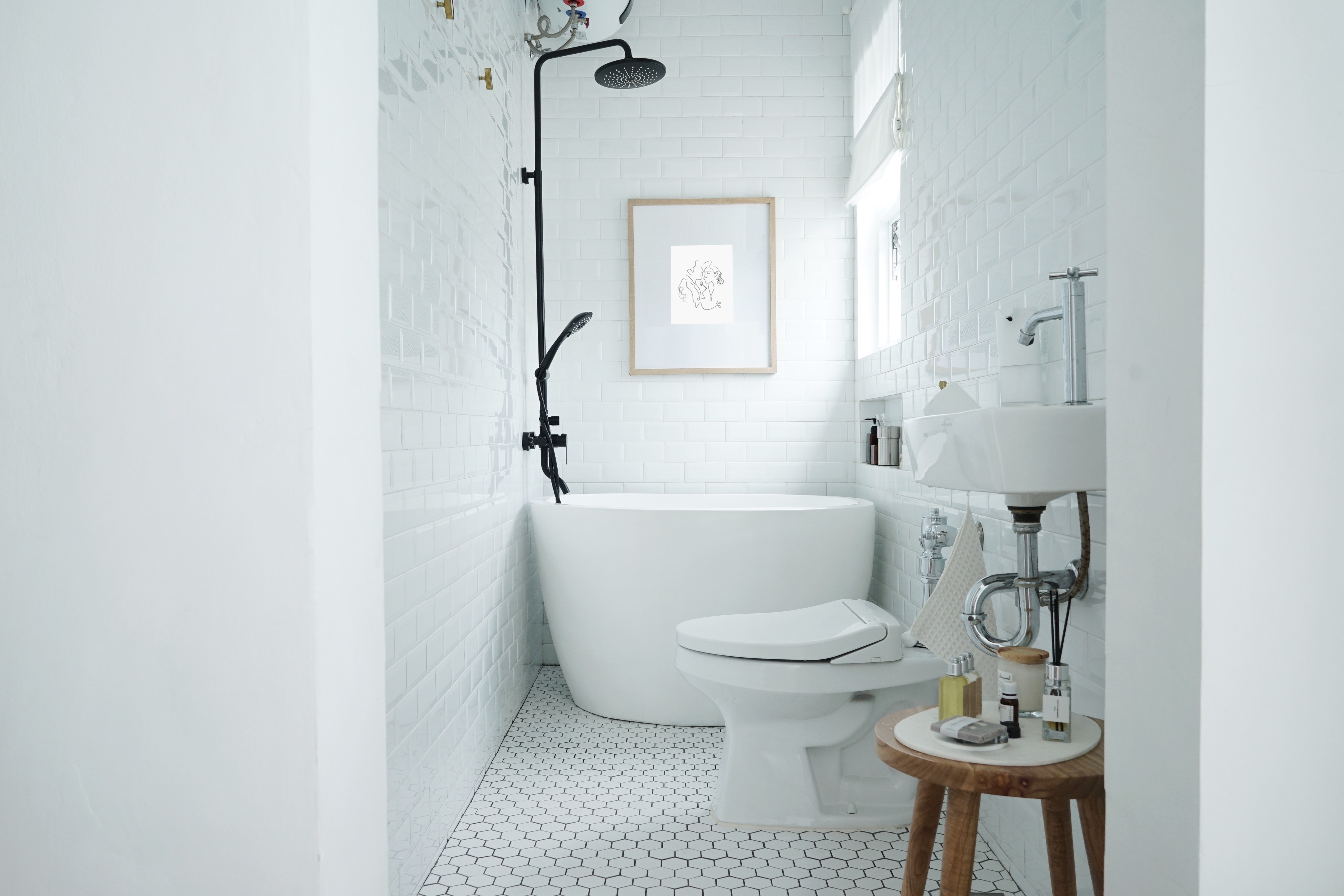 10 Rekomendasi Produk untuk Kamar Mandi Putih Minimalis