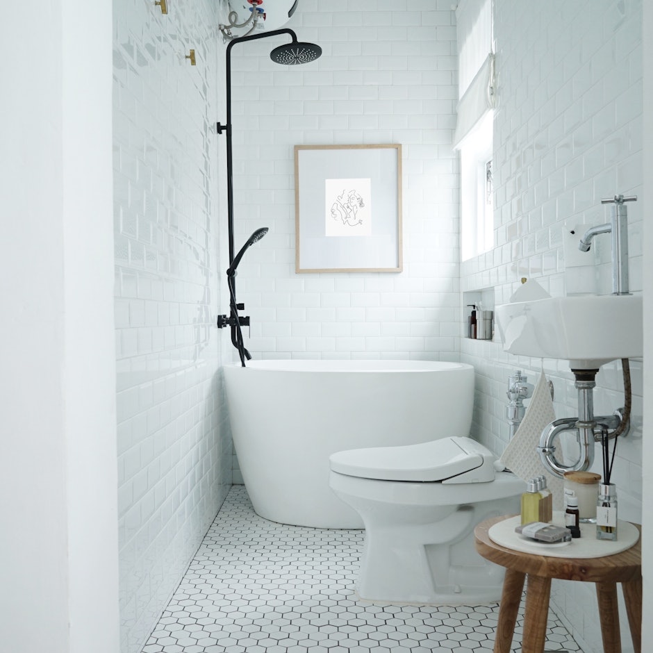 10 Rekomendasi Produk untuk Kamar Mandi Putih Minimalis