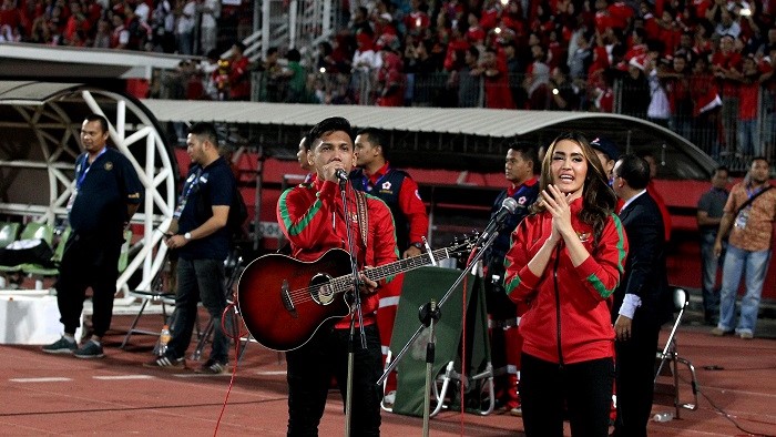8 Rekomendasi Perlengkapan untuk Main Gitar Mengiringi Suporter di Stadion