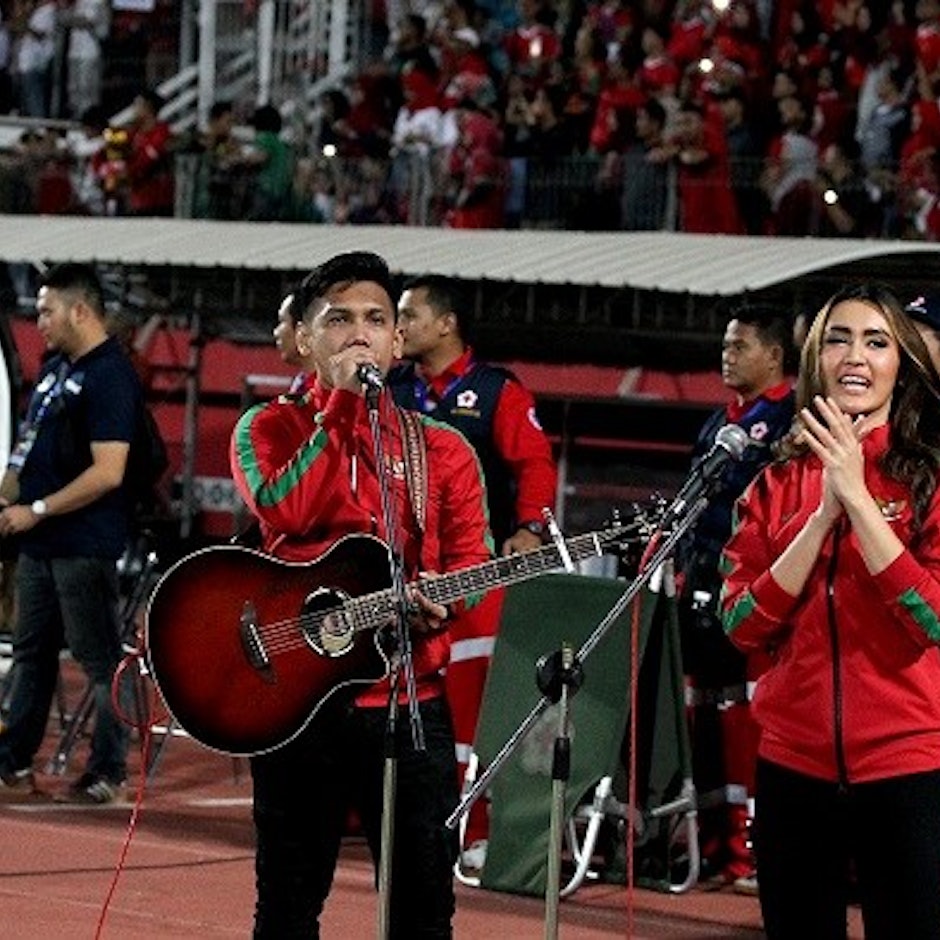 8 Rekomendasi Perlengkapan untuk Main Gitar Mengiringi Suporter di Stadion