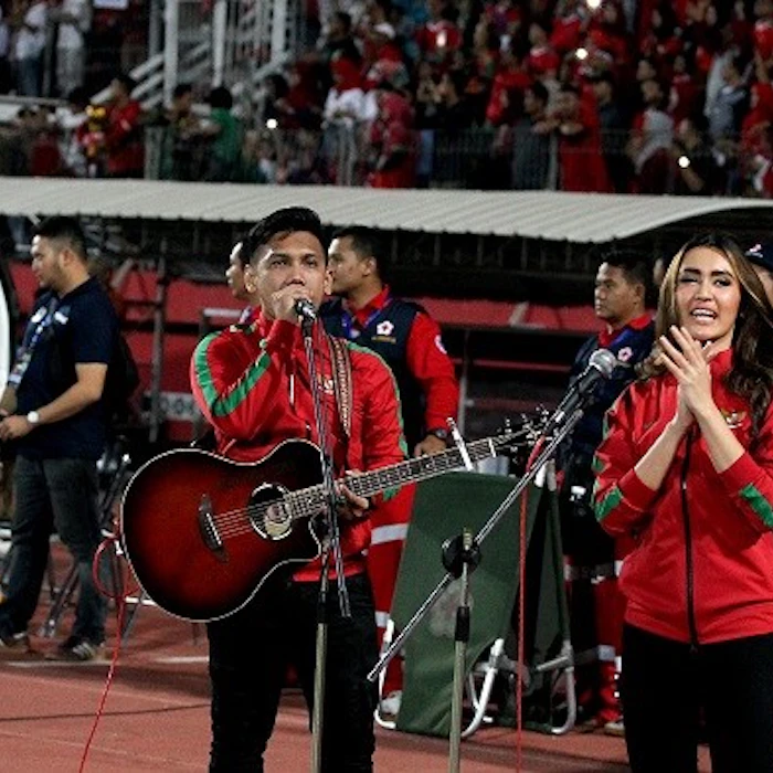8 Rekomendasi Perlengkapan untuk Main Gitar Mengiringi Suporter di Stadion