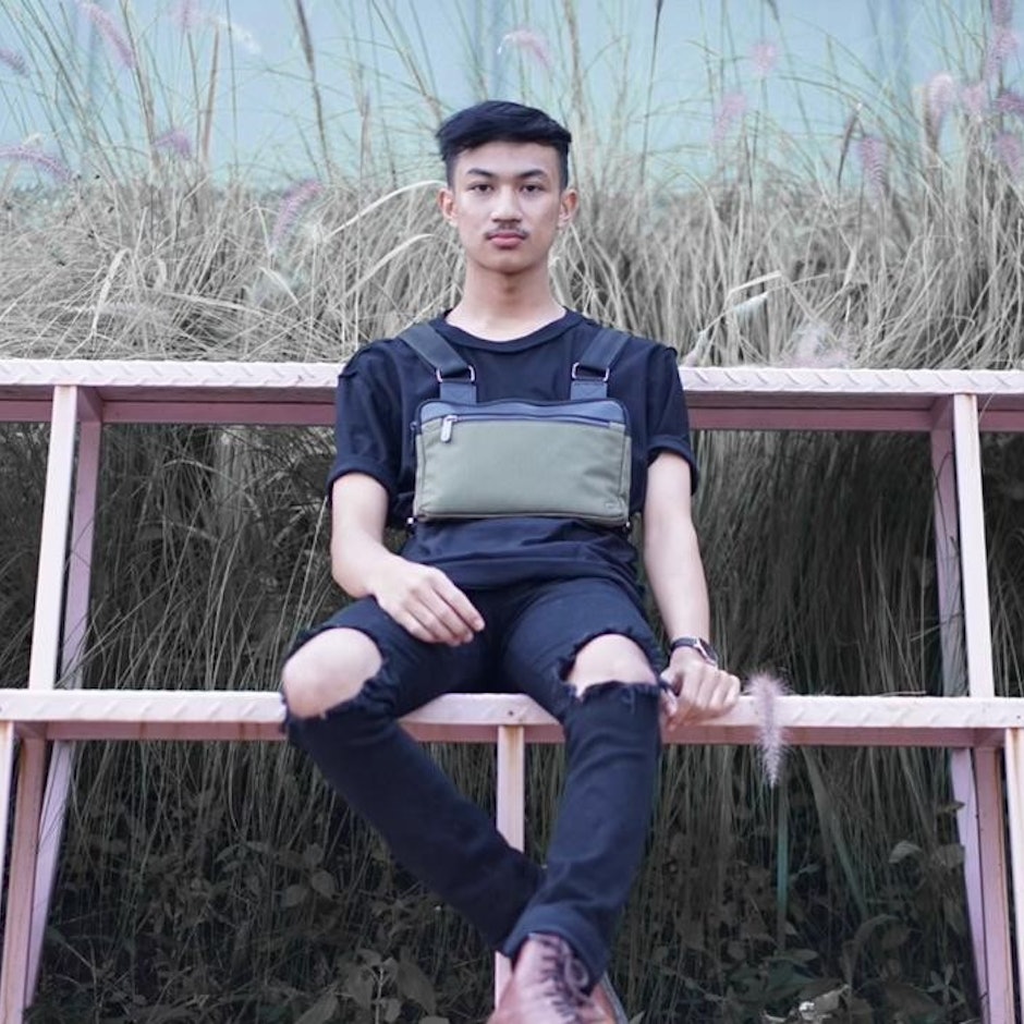 8 Rekomendasi Produk Outfit dan Aksesori Pria untuk Foto OOTD ala Selebgram