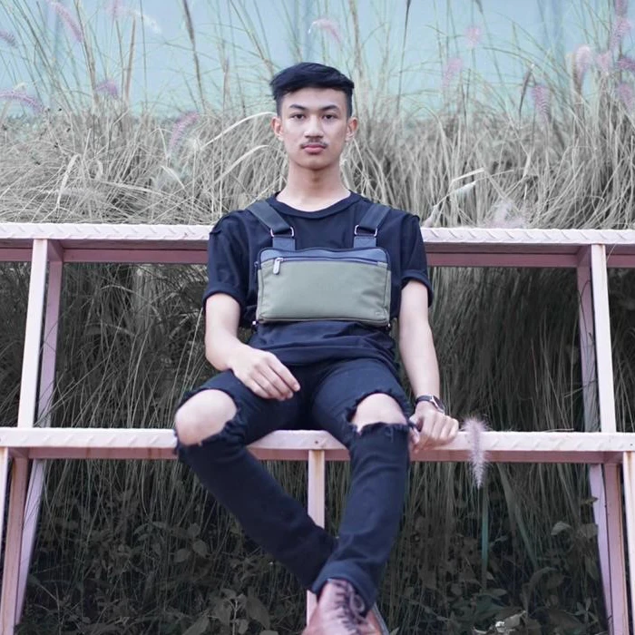 8 Rekomendasi Produk Outfit dan Aksesori Pria untuk Foto OOTD ala Selebgram