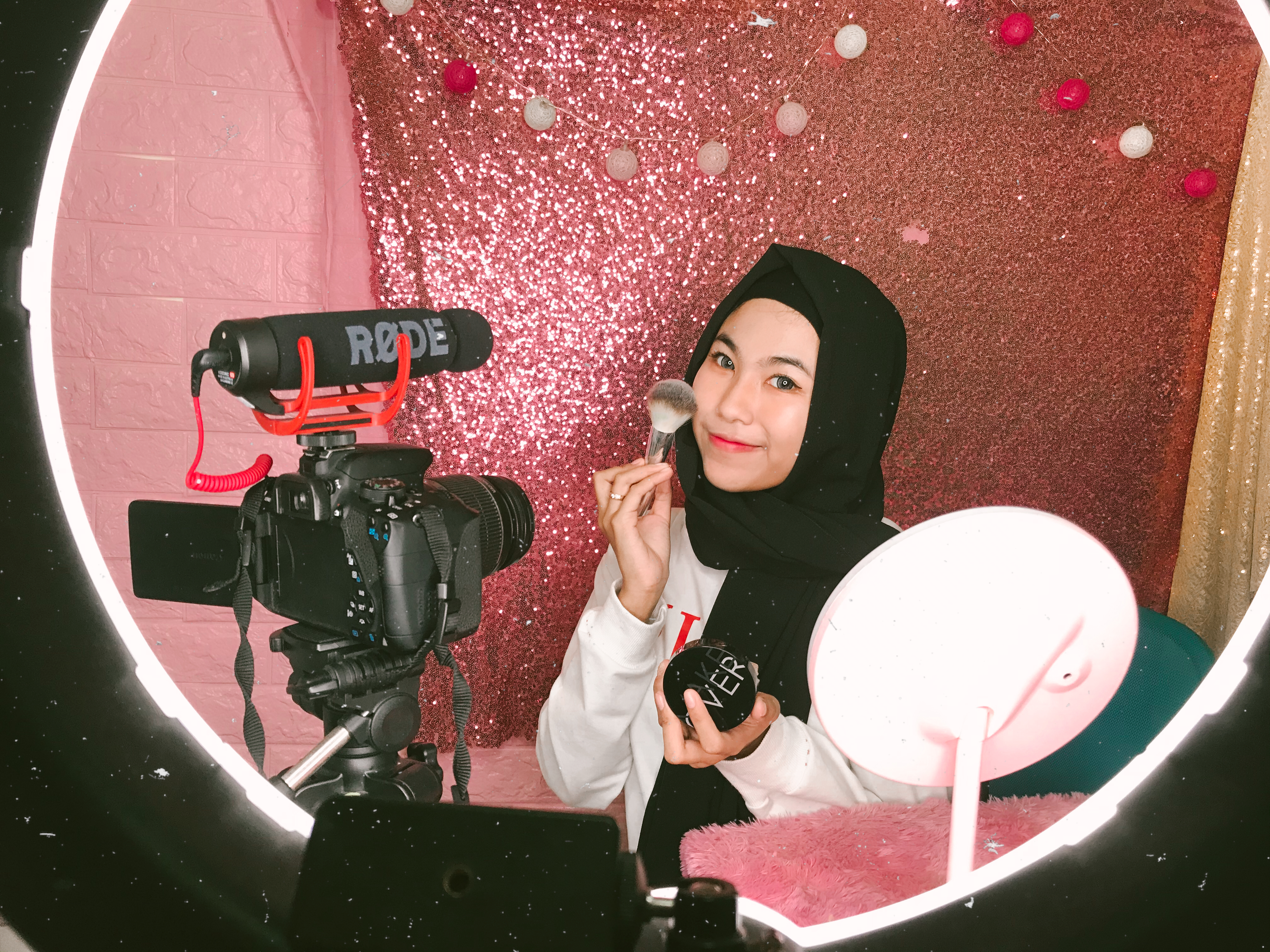 10 Rekomendasi Perlengkapan untuk Membuat Beauty Vlog di YouTube 