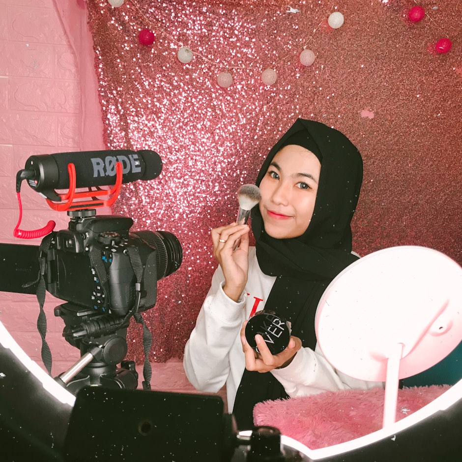 10 Rekomendasi Perlengkapan untuk Membuat Beauty Vlog di YouTube