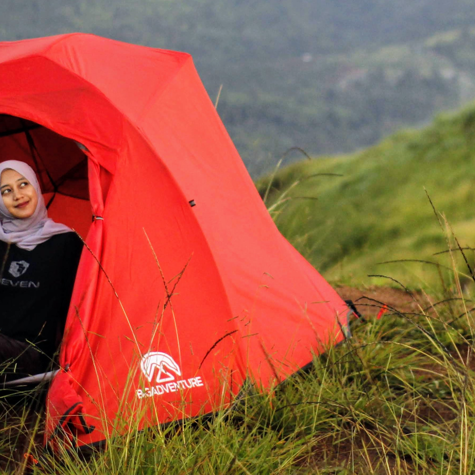 7 Rekomendasi Produk Pendukung Hiking untuk Pendaki Berhijab