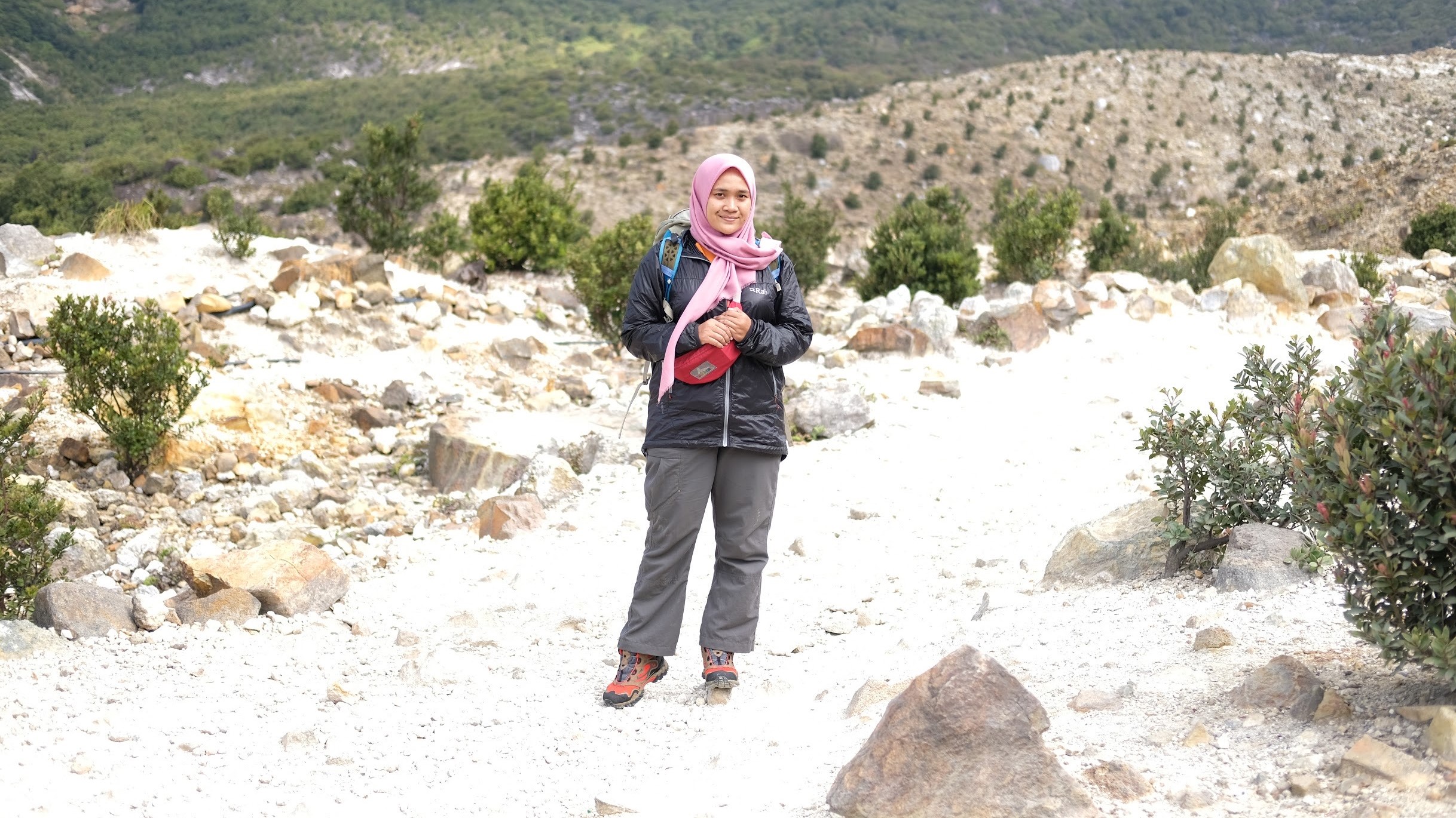 8 Rekomendasi Perlengkapan Camping di Gunung untuk Wanita 