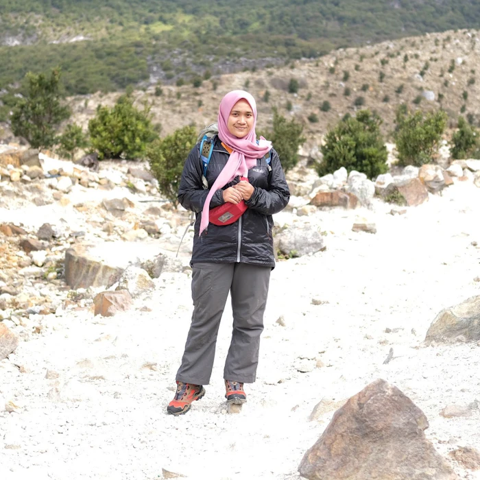 8 Rekomendasi Perlengkapan Camping di Gunung untuk Wanita