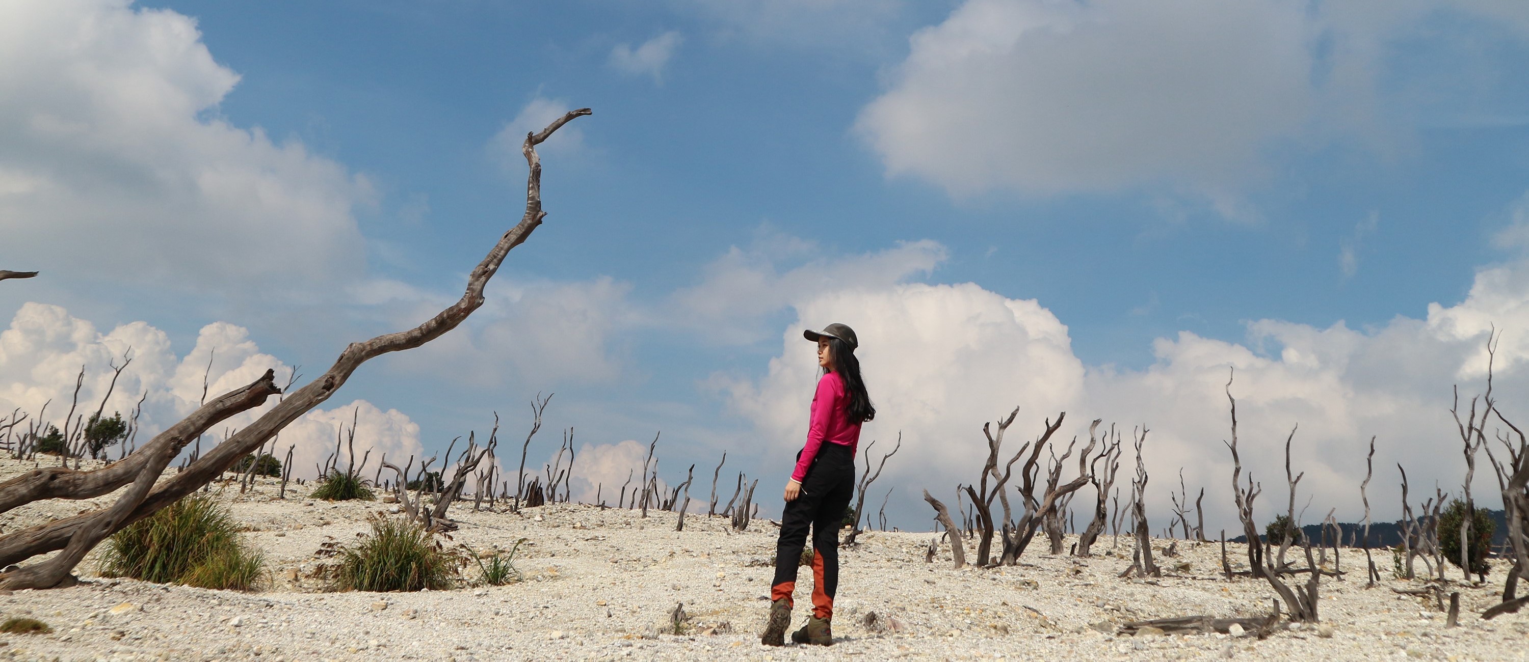 10 Rekomendasi Outfit Wanita agar Tetap Nyaman dan Cantik Saat Mendaki Gunung