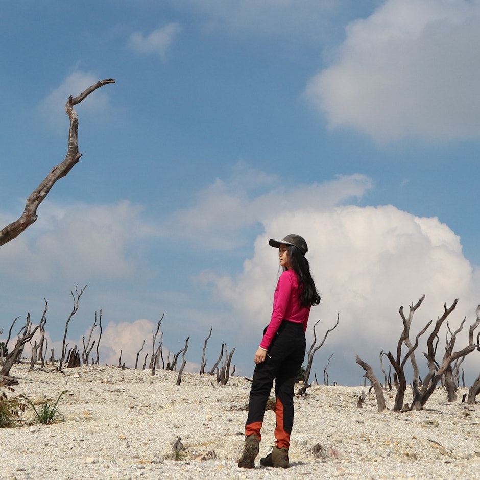10 Rekomendasi Outfit Wanita agar Tetap Nyaman dan Cantik Saat Mendaki Gunung