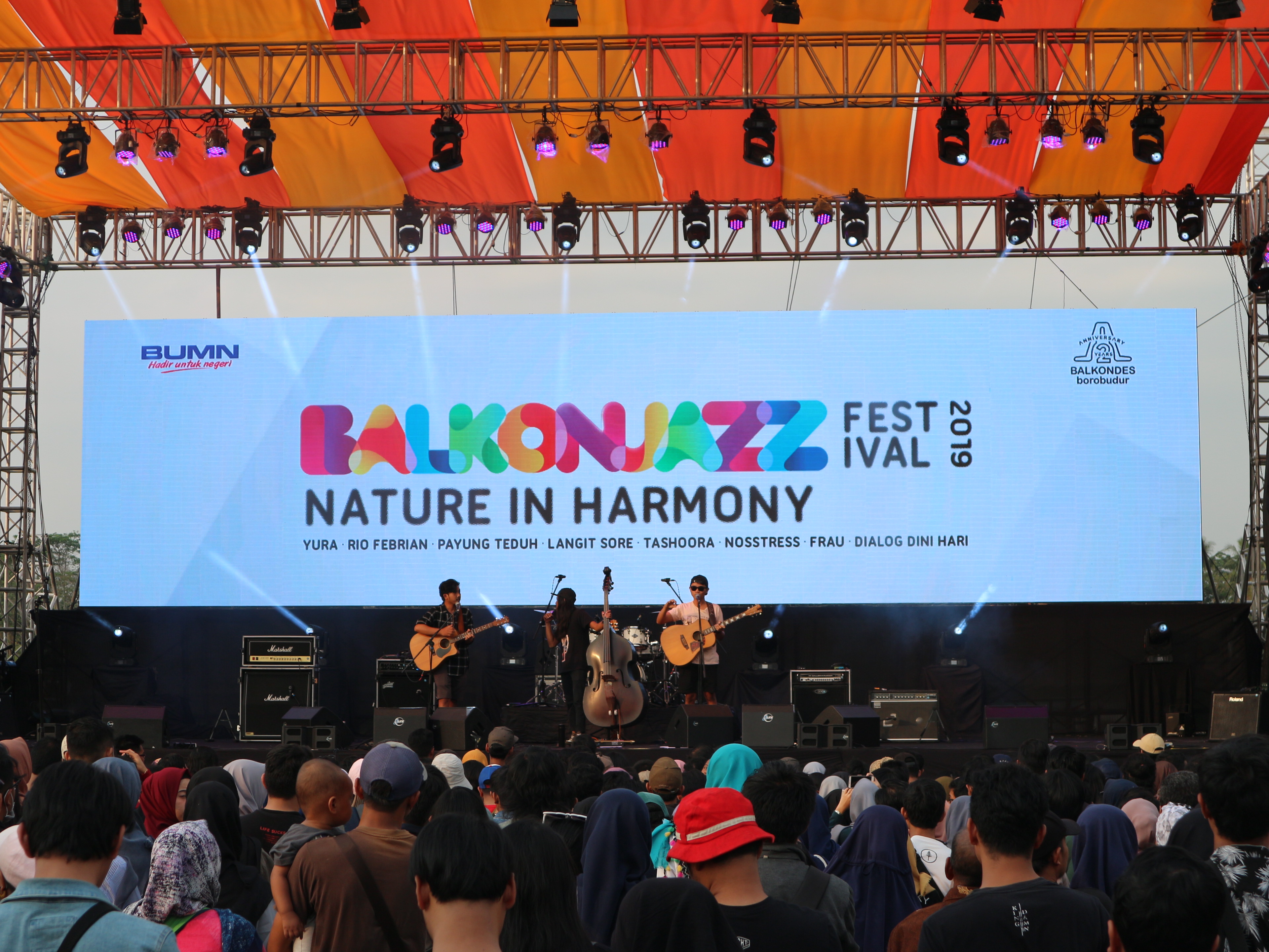 7 Rekomendasi Produk yang Wajib Dibawa saat Nonton Konser Musik Outdoor