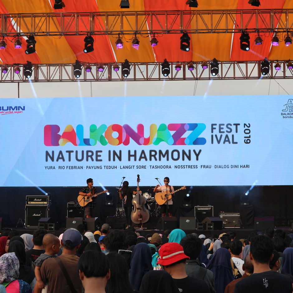 7 Rekomendasi Produk yang Wajib Dibawa saat Nonton Konser Musik Outdoor