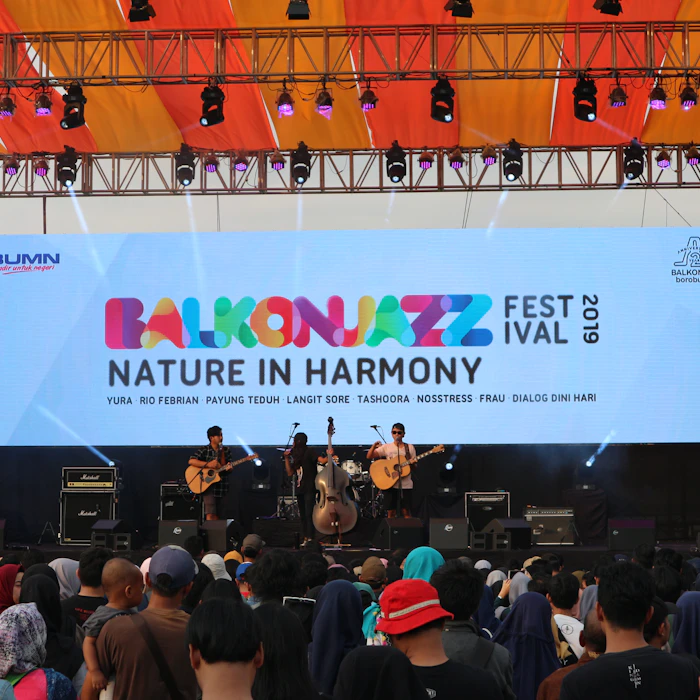 7 Rekomendasi Produk yang Wajib Dibawa saat Nonton Konser Musik Outdoor