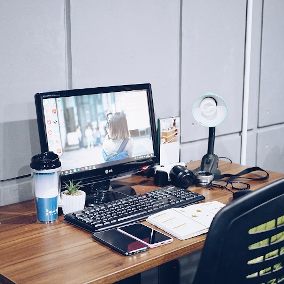 9 Rekomendasi Produk yang Wajib Ada di Meja Kerja dan Bikin Mood Bekerja Baik