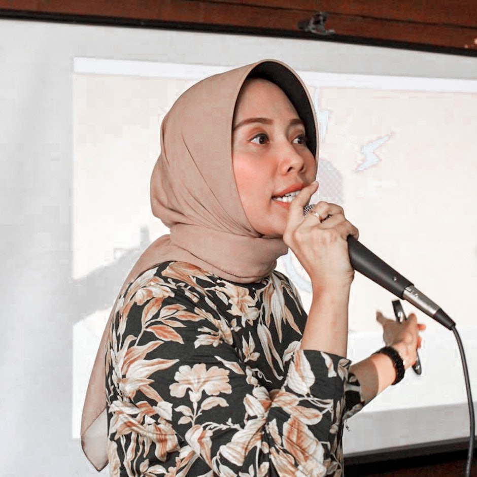 7 Rekomendasi Produk Kosmetik Andalan untuk Selalu Tampil Fresh sebagai Public Speaker