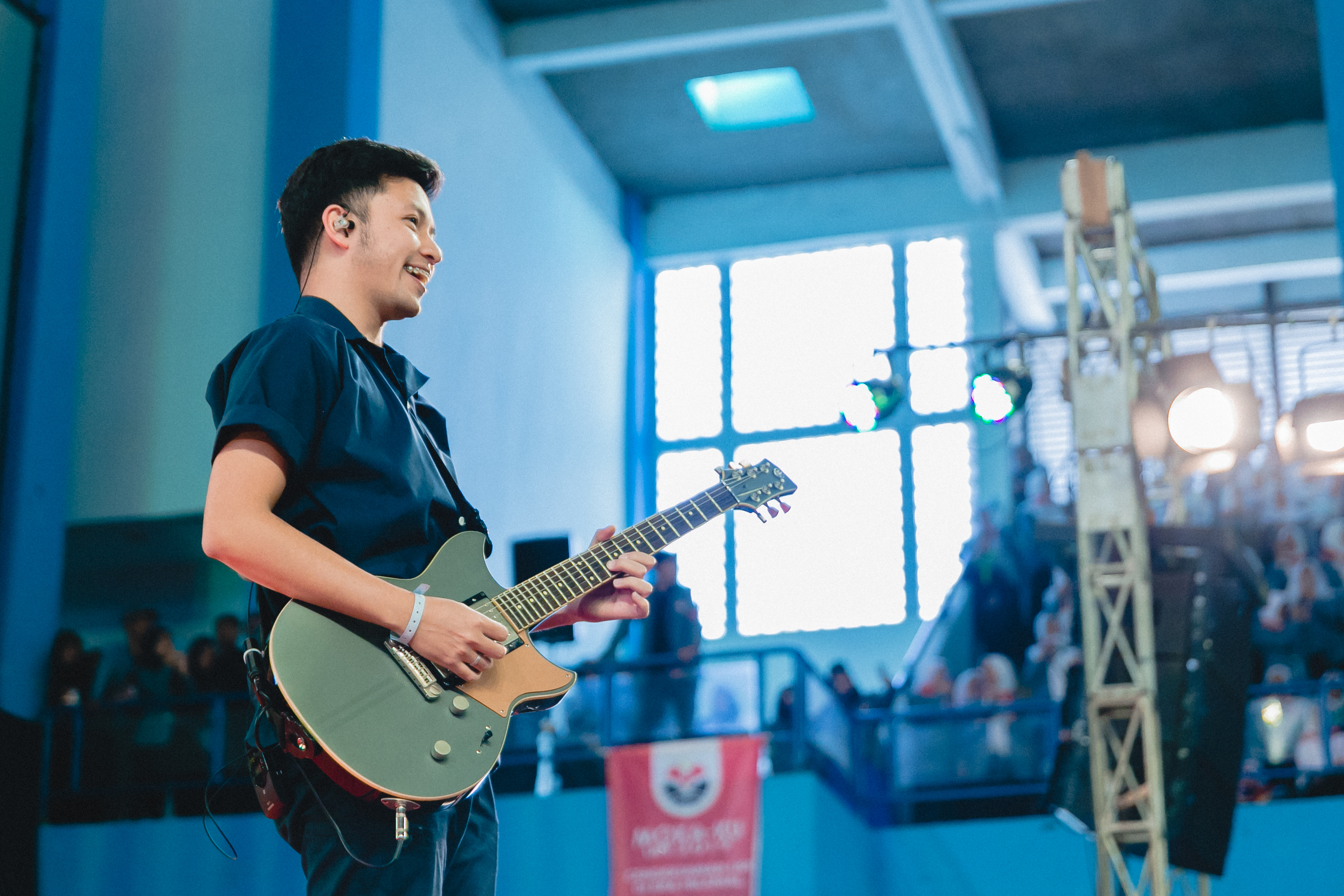 Hobi: 8 Perlengkapan untuk Produksi Musik dengan Gitar Akustik Rekomendasi Ezra Mandira