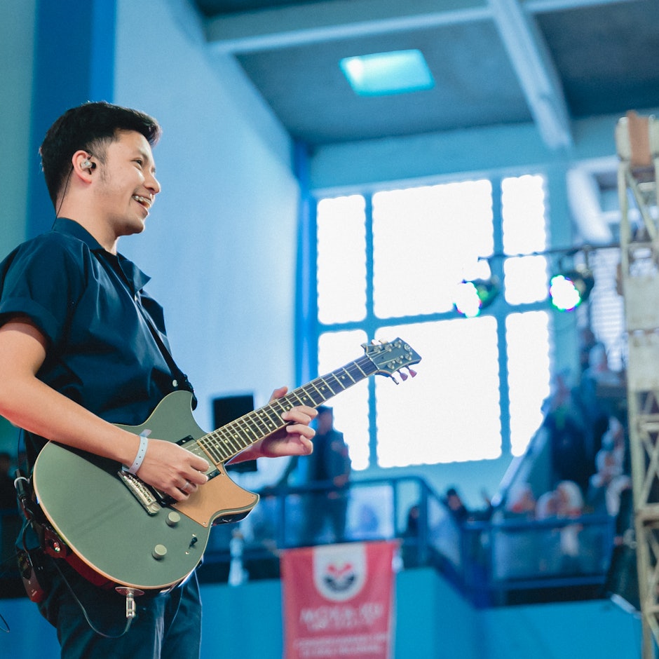 Hobi: 8 Perlengkapan untuk Produksi Musik dengan Gitar Akustik Rekomendasi Ezra Mandira