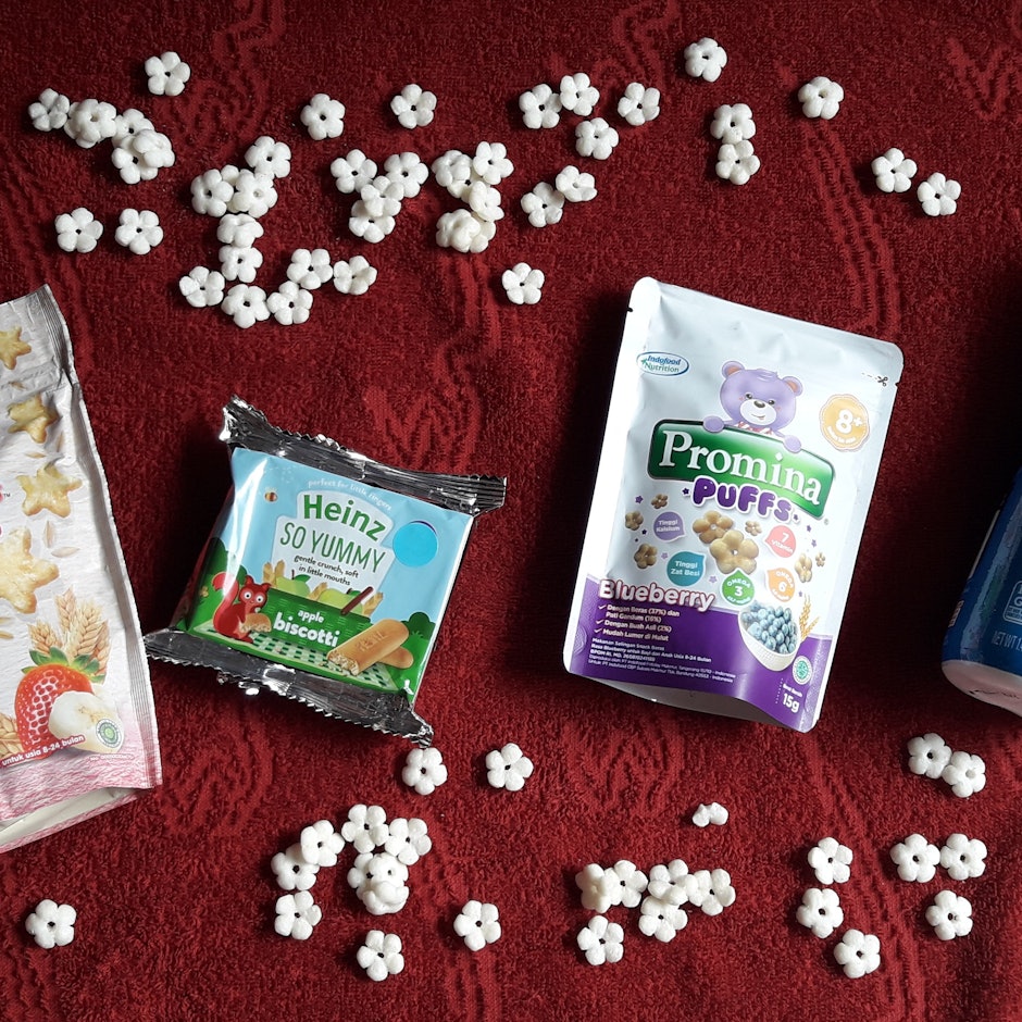 7 Rekomendasi Camilan Bayi Kemasan Praktis untuk Traveling