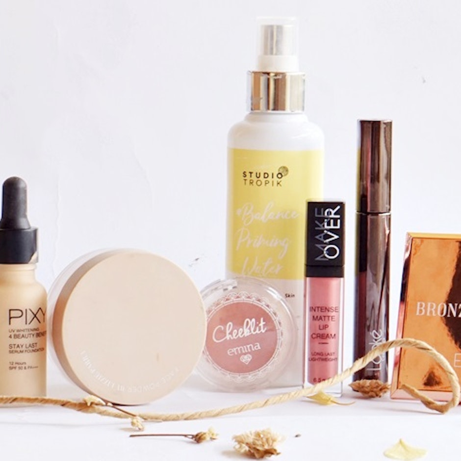 7 Rekomendasi Produk Makeup Lokal yang Tidak Mudah Menempel pada Masker