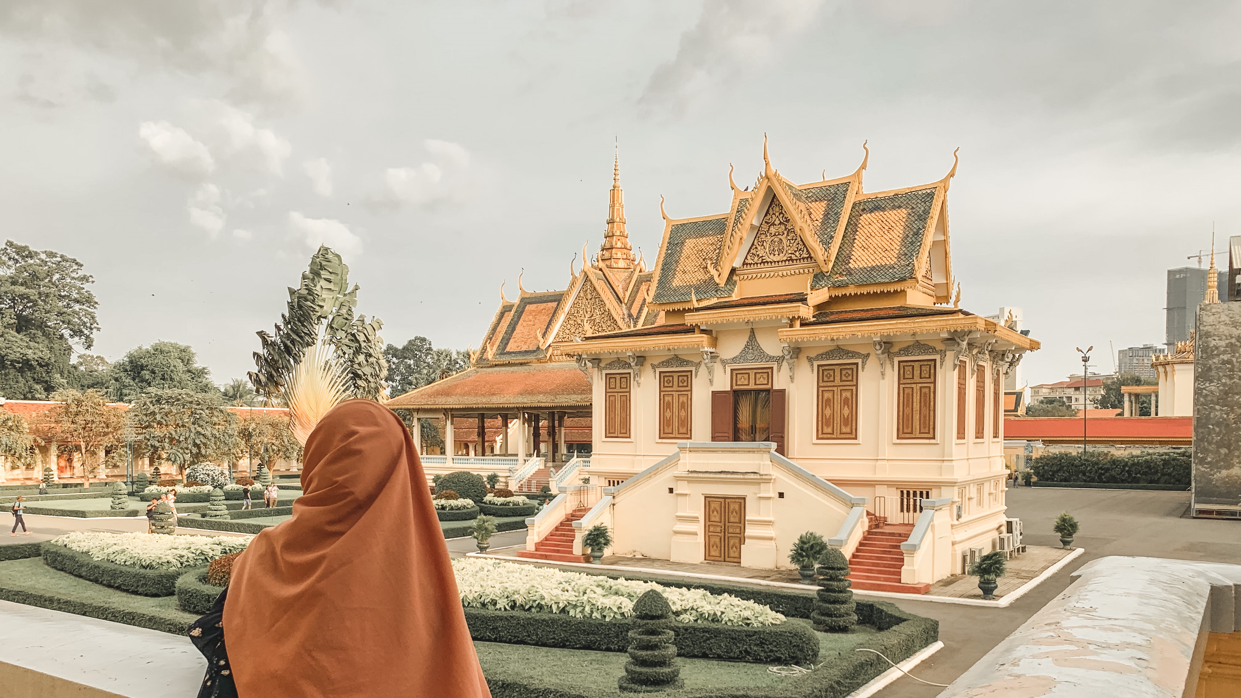 7 Rekomendasi Barang yang Perlu Dibawa Saat Pertama Kali Bepergian ke Luar Negeri