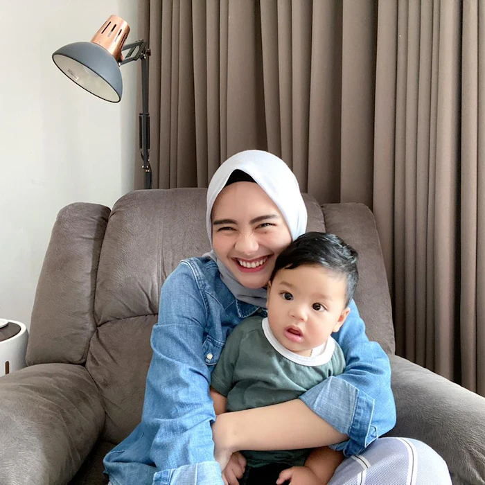 Ibu dan Anak: 7 Produk Penambah ASI Rekomendasi Riskha Fairunissa